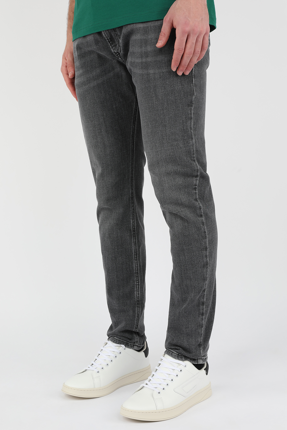 תמונת כל הלוק של סניקרס גבוהות מעור שחור